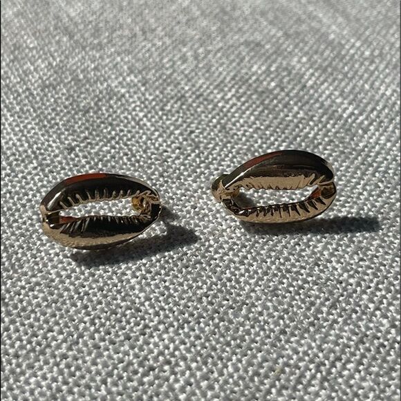 🌊 GOLD TONE COWRIE SHELL STUD EARRINGS 🌊 - Picture 4 of 6